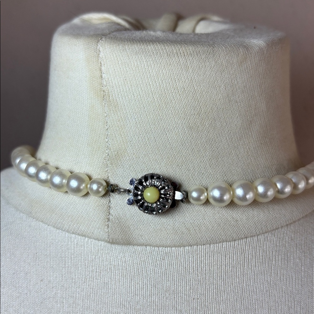 Sarah Coventry Faux Pearl Vintage 24 inch Necklace - Picture 2 of 9